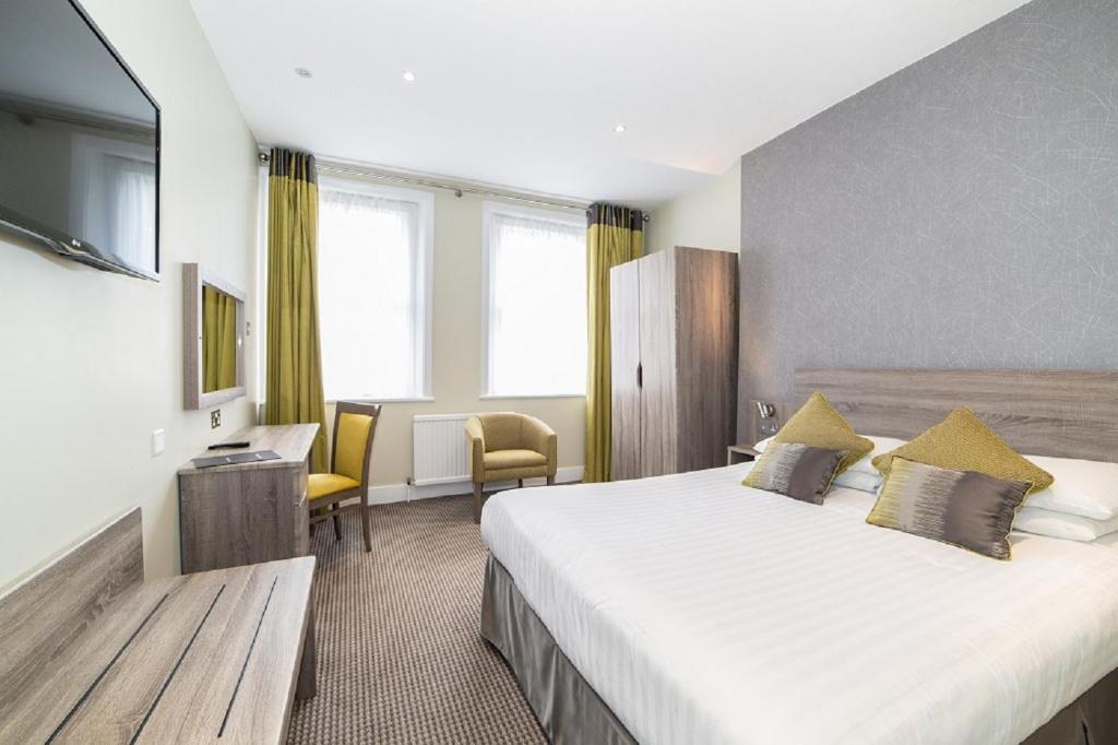 伦敦凤凰酒店的酒店客房设有一张大床和一台电视。