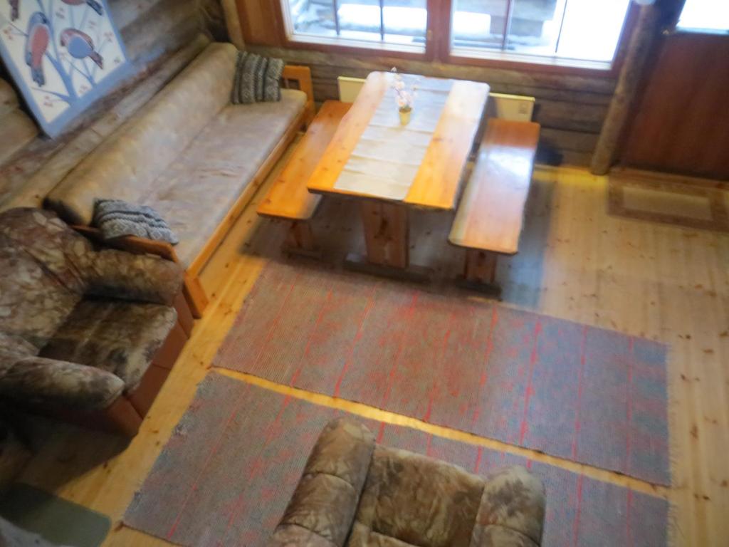 索特Hakamajat Cottages的客厅配有木桌和沙发