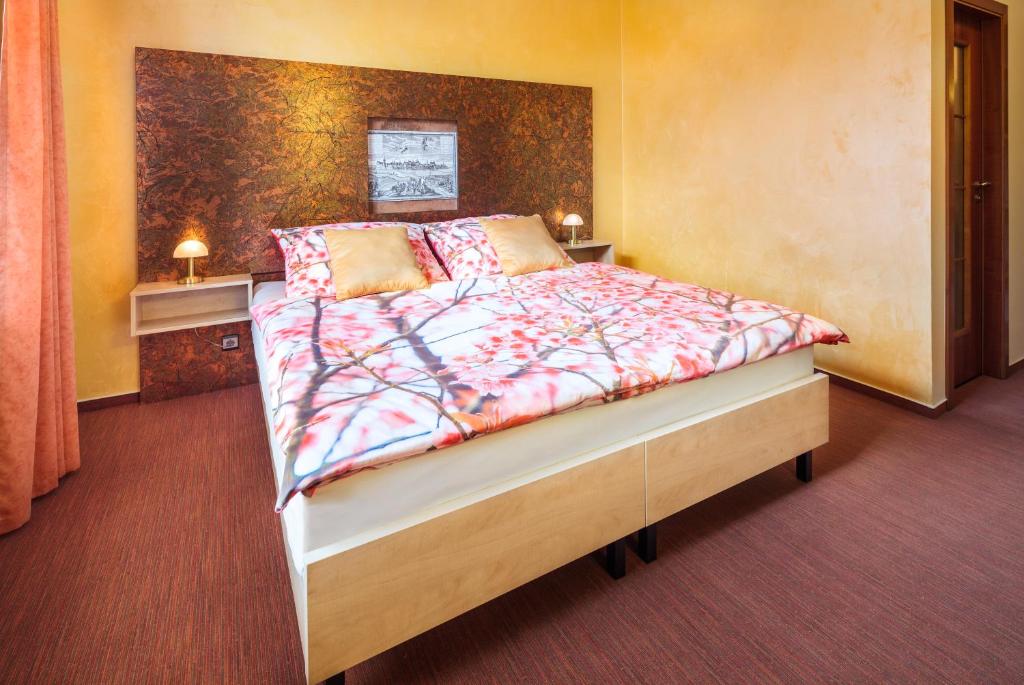 奥洛穆茨孔蒂酒店的一间卧室配有床和2个床头柜
