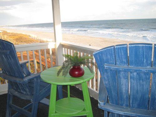霍尔顿海滩Next 2 Paradise-203的海滩阳台的一张桌子和两把椅子
