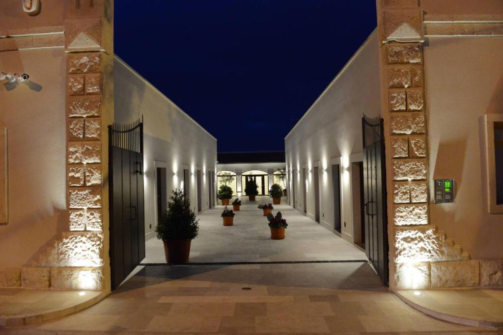 阿尔贝罗贝洛多莫斯公寓式酒店的一座种植盆栽植物的建筑的空走廊