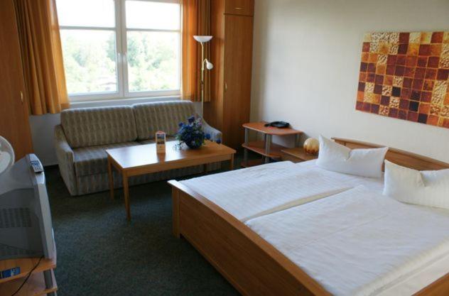 柏林库勃拉特河畔施普雷酒店的酒店客房,配有床和沙发
