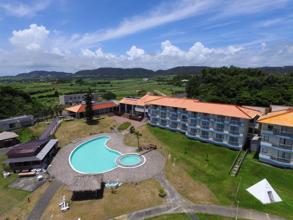 奄美珊瑚棕榈旅馆的享有带游泳池的度假村的空中景致