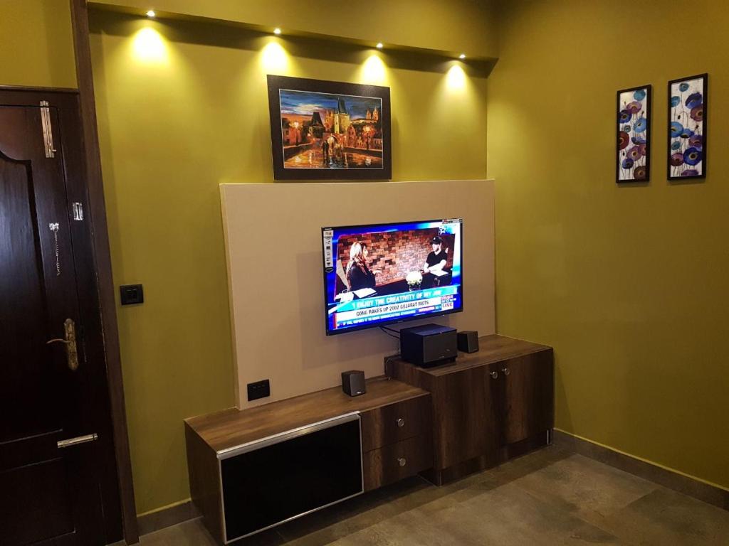 门格洛尔Belen - Service Apartment的客厅设有壁挂式平面电视。