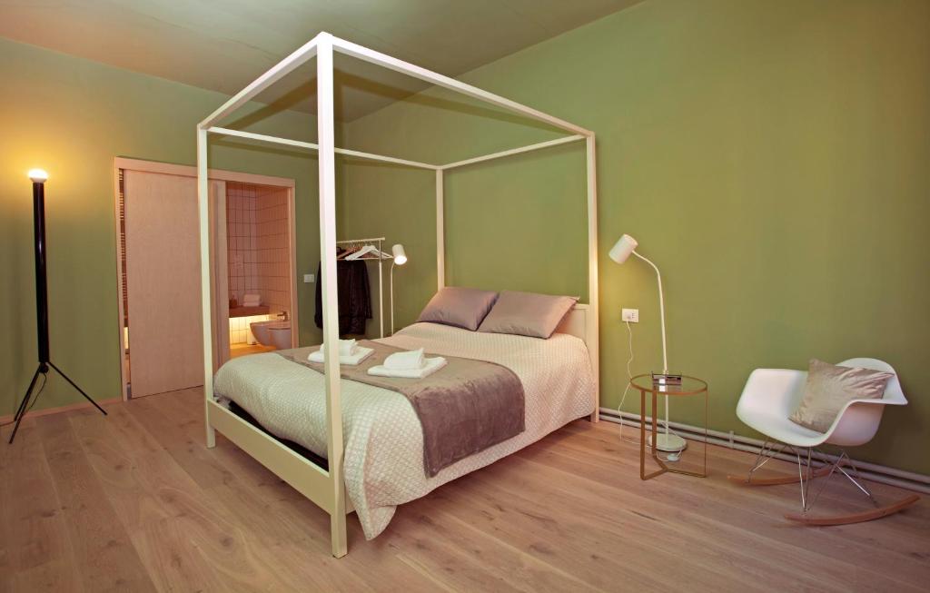曼托瓦Casa Iolanda的一间卧室配有一张带天蓬的大床