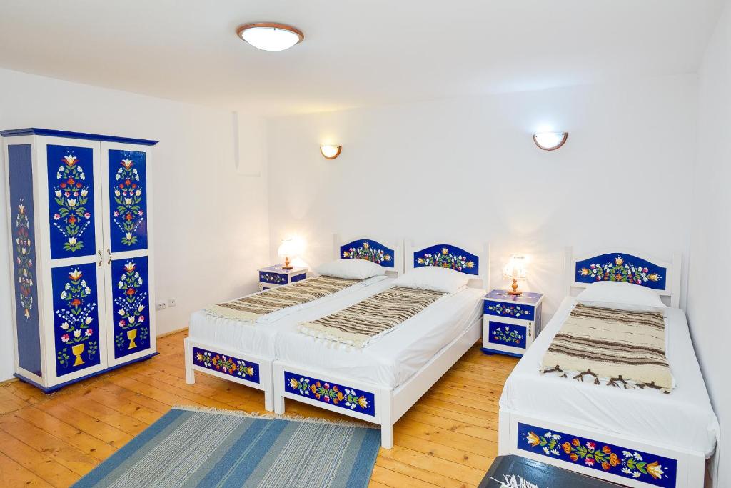 巴兹纳巴森旅馆的蓝色和白色的客房内的两张床