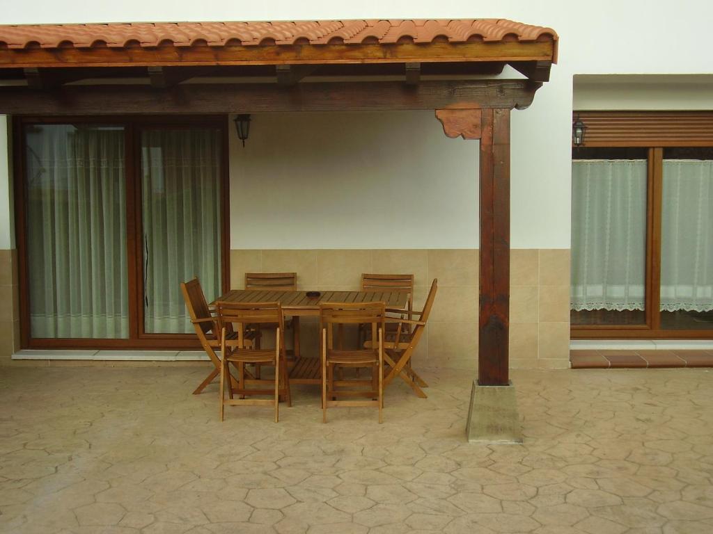 桑提亚纳德玛La Pergola的凉亭下的木桌和椅子