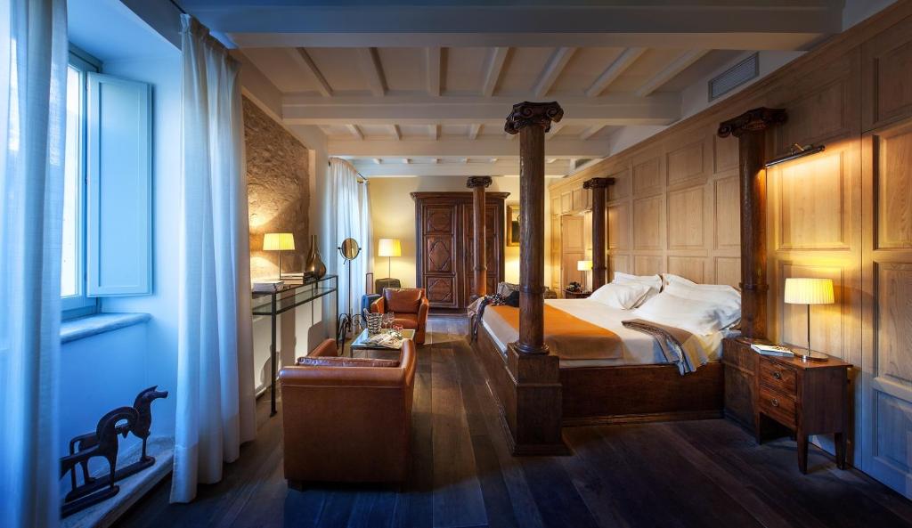 诺尔恰城堡塞内卡宫罗莱夏朵精品酒店的一间卧室配有一张床和一张书桌