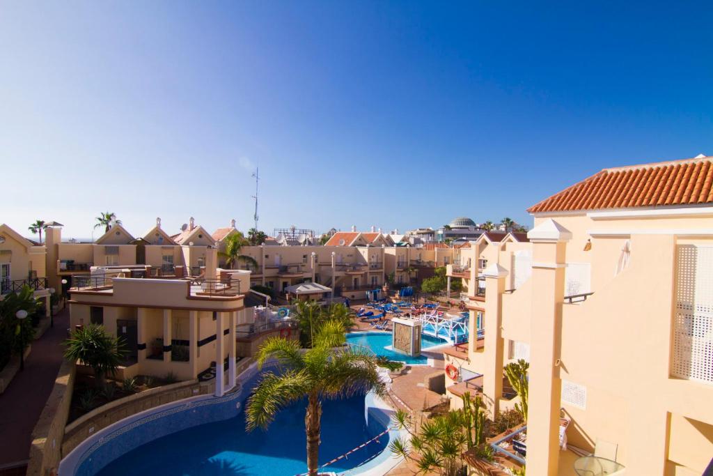 阿德耶丝兰公园公寓式酒店的享有带游泳池的度假村的空中景致