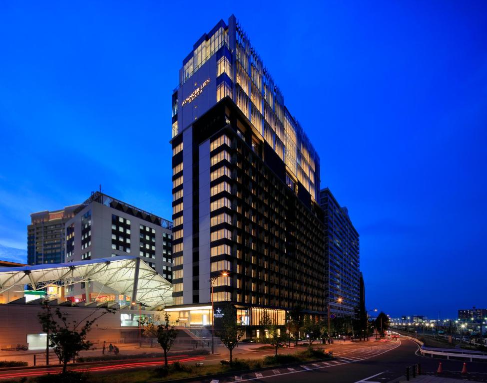大阪THE SINGULARI HOTEL & SKYSPA at UNIVERSAL STUDIOS JAPAN的夜晚在城市的高楼