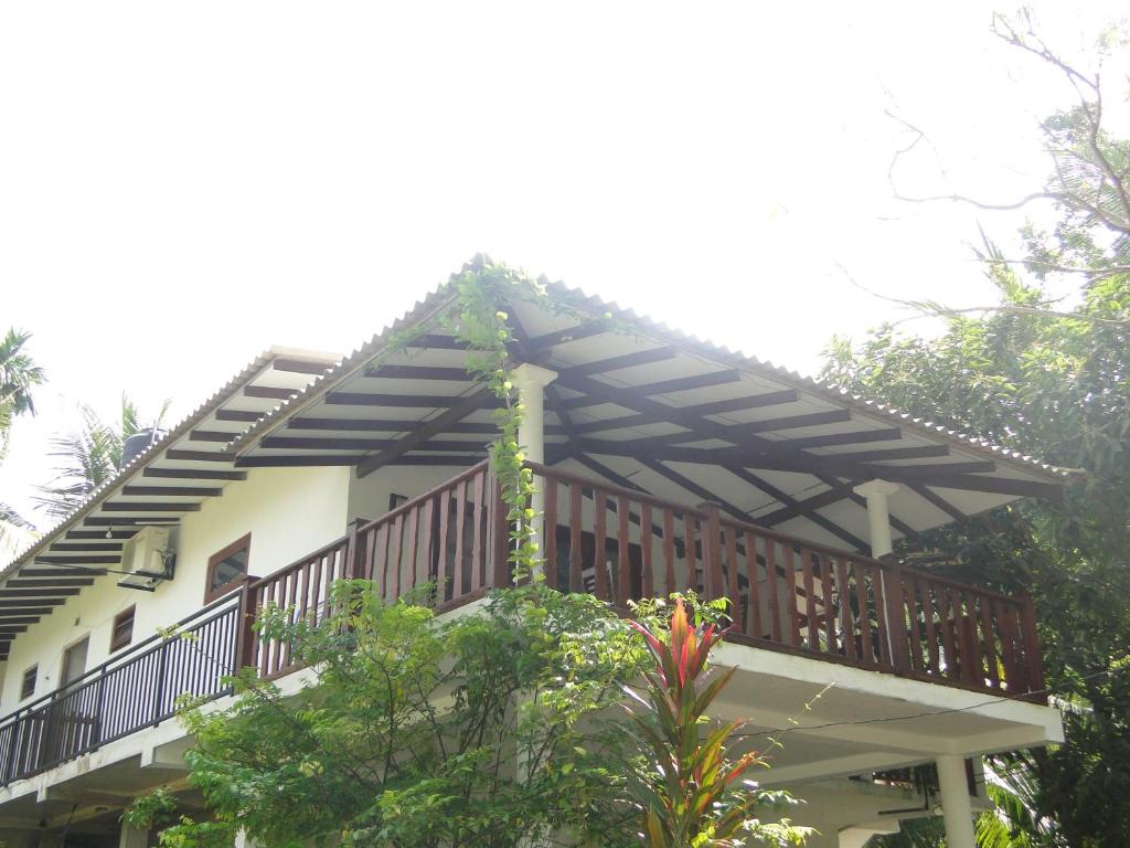 乌纳瓦图纳乌龟灯旅馆的顶部有甲板的房子
