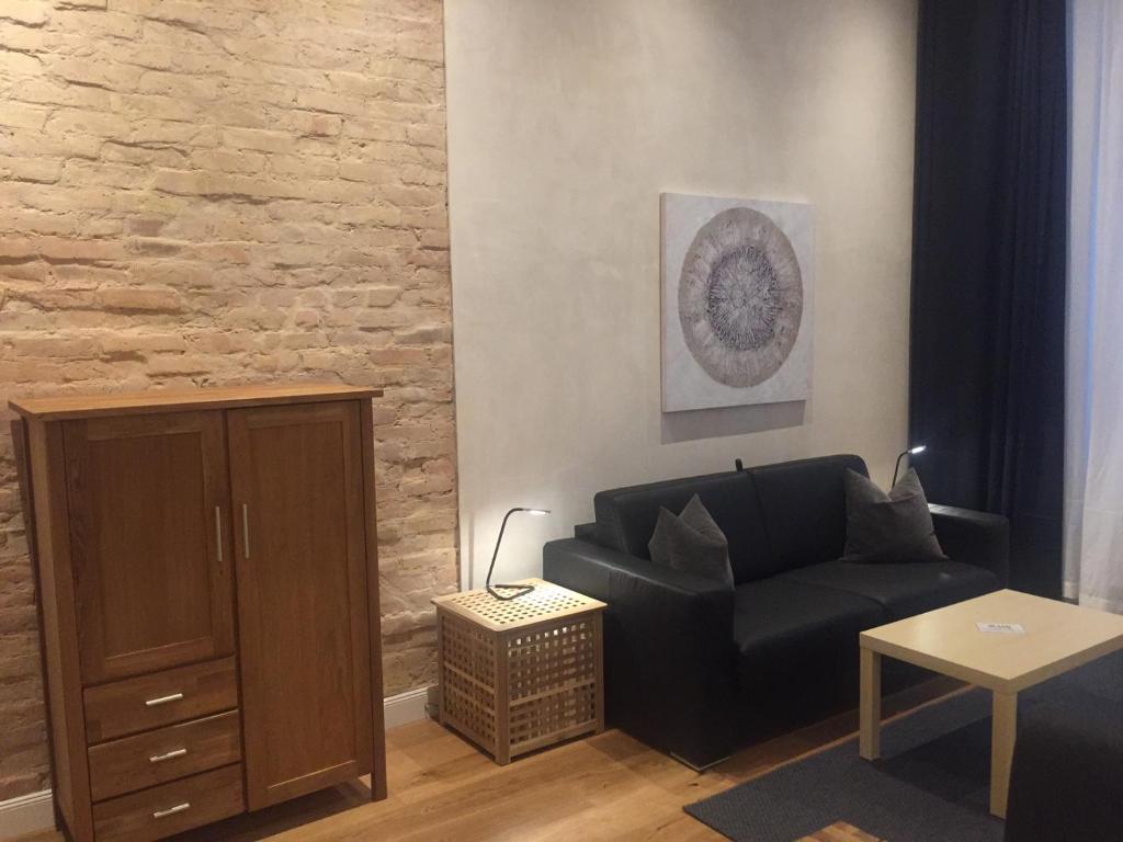 柏林柏林夏洛滕堡城市公寓的客厅配有沙发和桌子