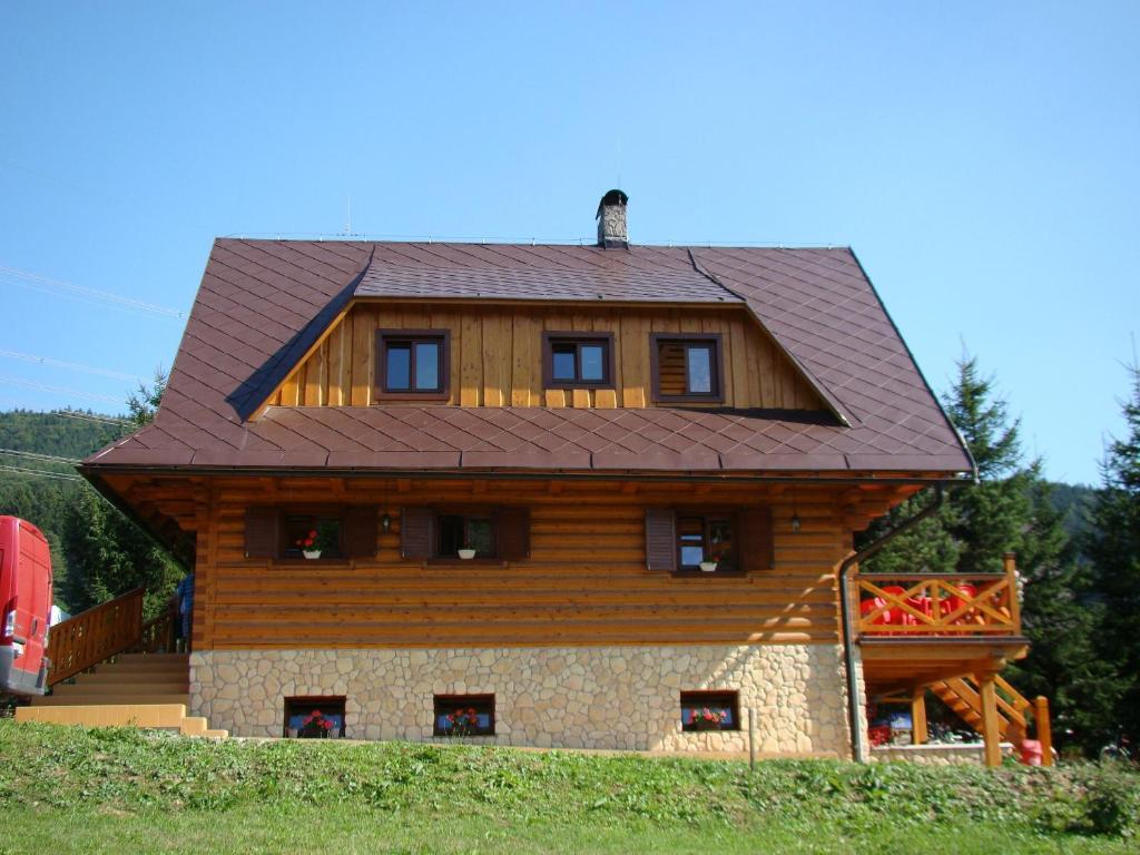 VarínRekreačná chata pod Jedľovinou的一间大型木房子,拥有棕色的屋顶