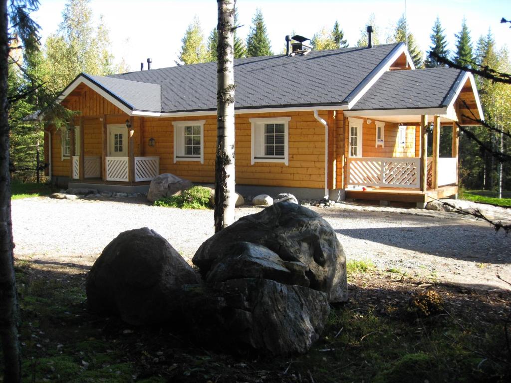 VarpaisjärviKuusitorppa的小木屋前面有大岩石