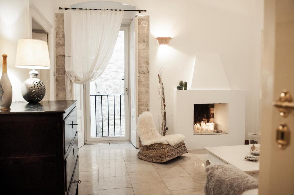 焦维纳佐Casa Pietramare的客厅设有壁炉和椅子
