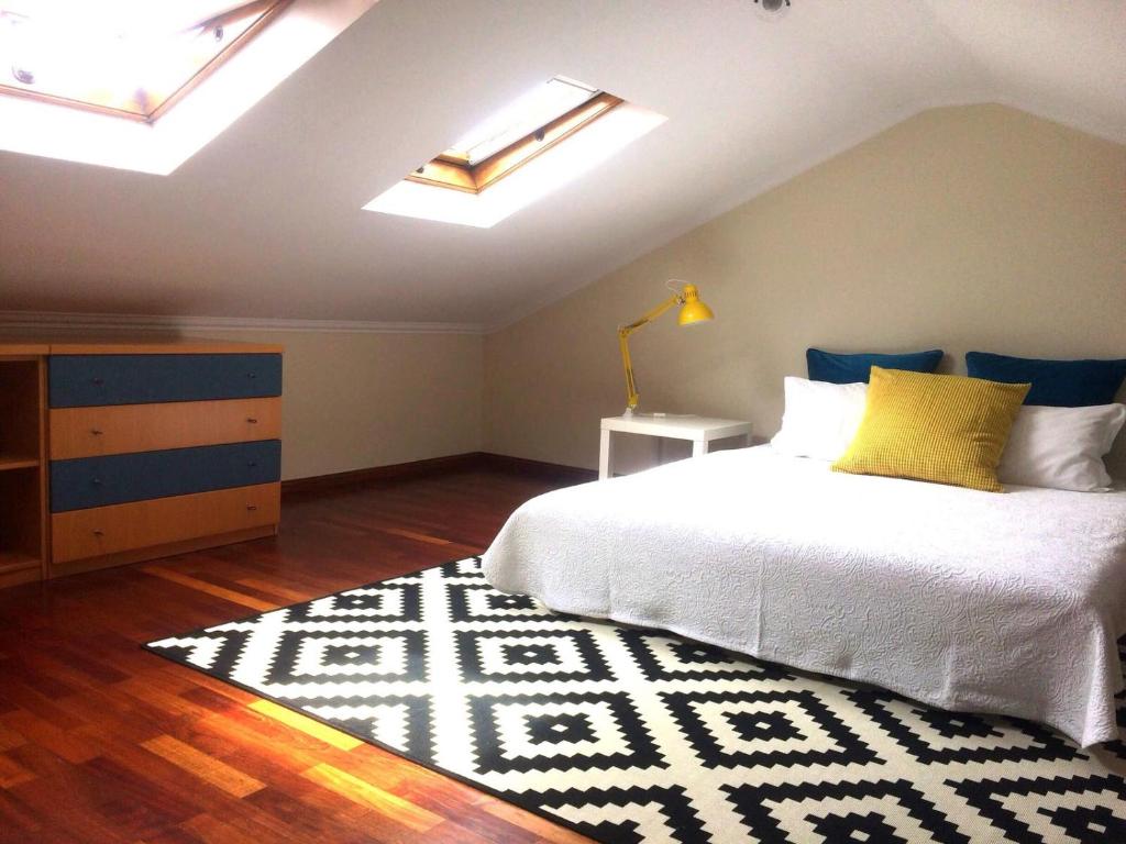 维亚纳堡Apartment Vedória的卧室配有白色的床和地毯。