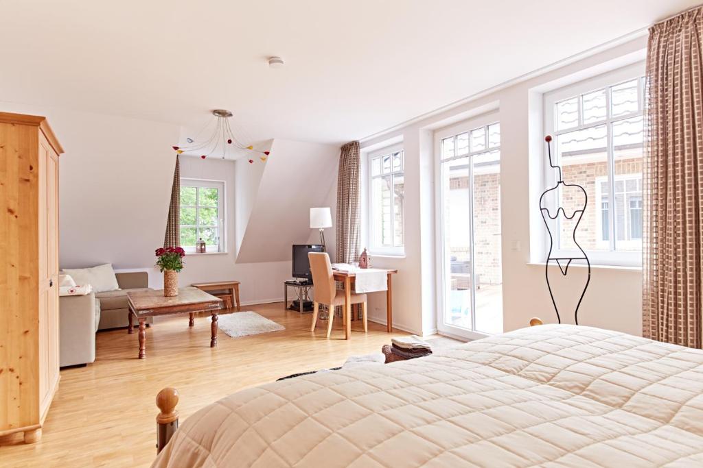 ApensenEichenlodge的一间卧室设有一张床和一间客厅。