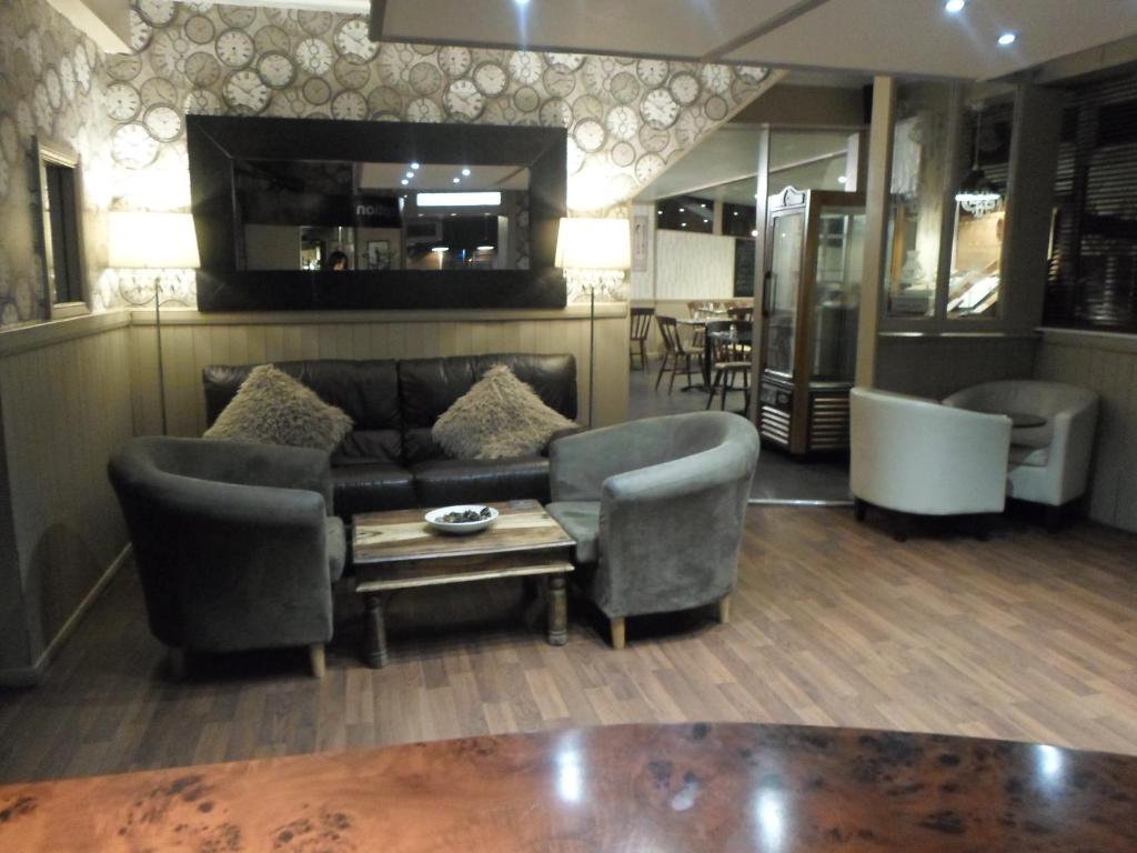 赫克瑟姆火车站酒店的客厅配有沙发、椅子和桌子
