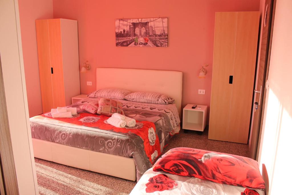 雷焦卡拉布里亚Charm Airport的一间小卧室,配有两张床和镜子