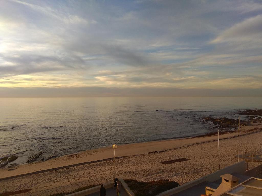 波瓦-迪瓦尔津Largo do cruzeiro的从海滩阳台可欣赏到海景