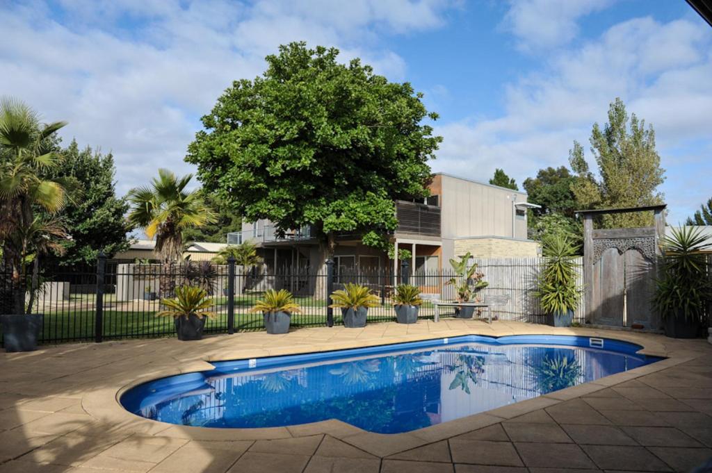 塔南达巴罗莎谷公寓酒店的庭院中带游泳池的房子