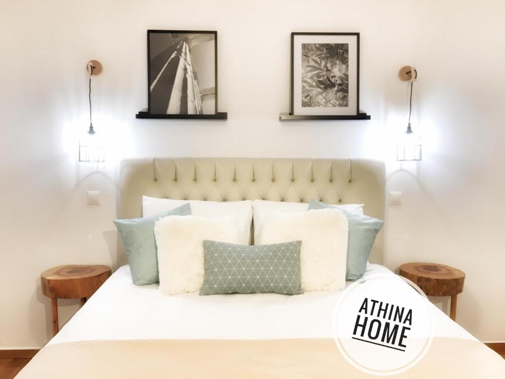 雅典雅典娜公寓的卧室配有带枕头的白色床