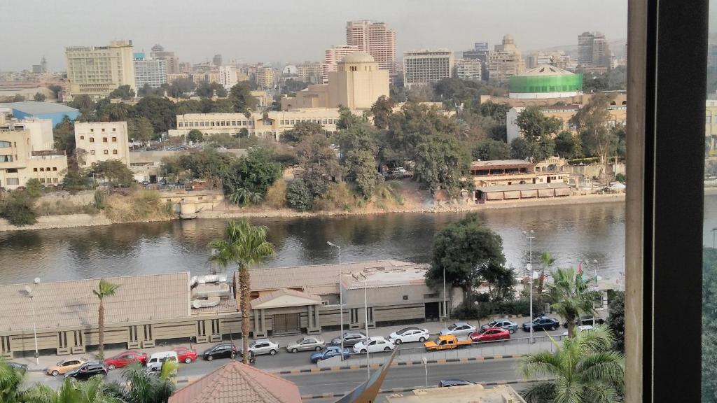 开罗法老王酒店的享有河流和建筑的城市美景