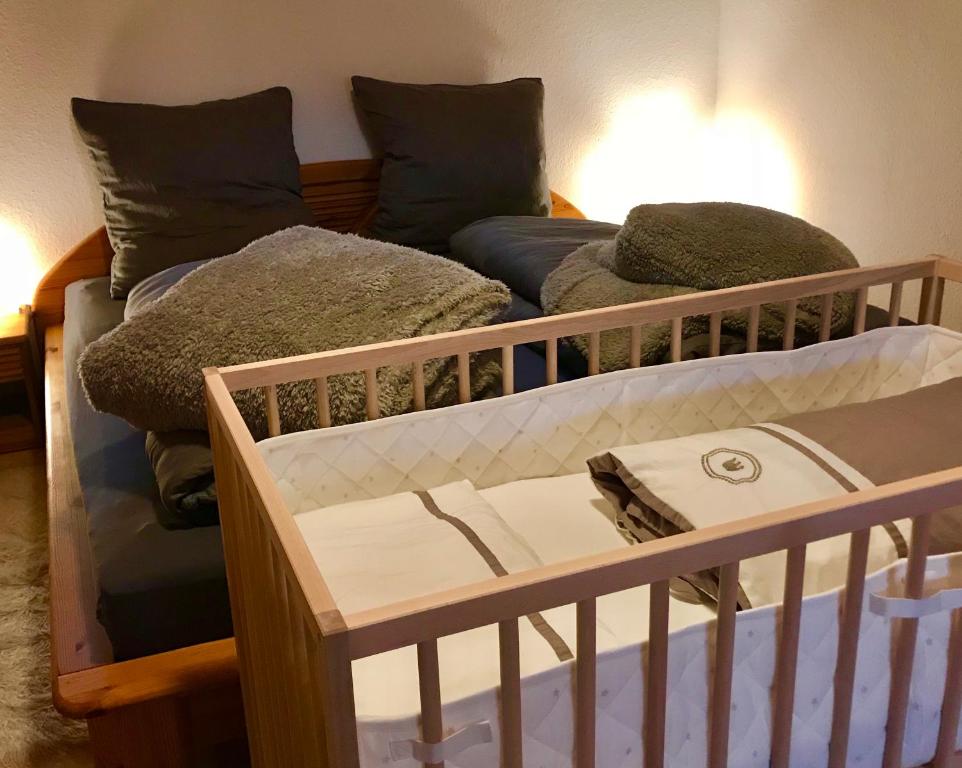 圣彼得Schwarzwaldmädel的一张床上和一张沙发的房间里一张婴儿床