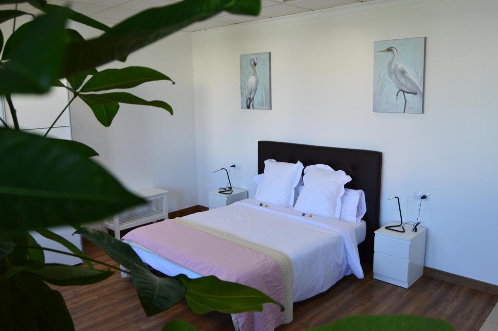 阿雷西费Moai Loft的一间卧室配有一张带白色床单和鸟图的床