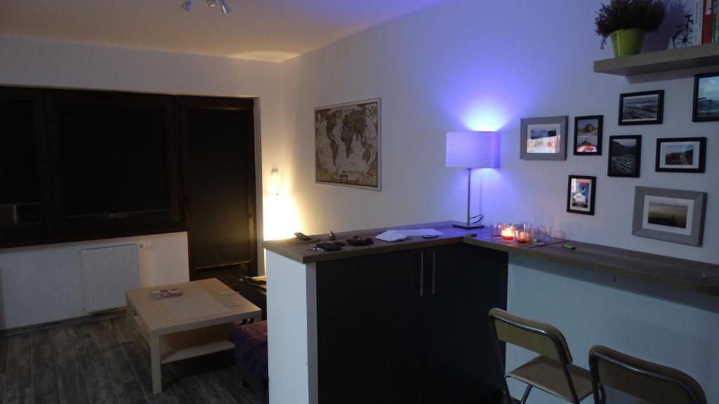 瓦乌布日赫Walbrzych - przytulne, nowe mieszkanie的客房设有书桌和桌椅