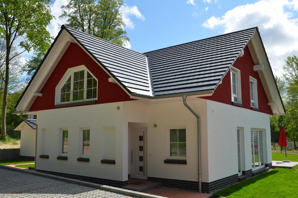 奥斯赛拜-塞林Strandhus Sellin - Apt. 01的一间小房子,有 ⁇ 帽屋顶