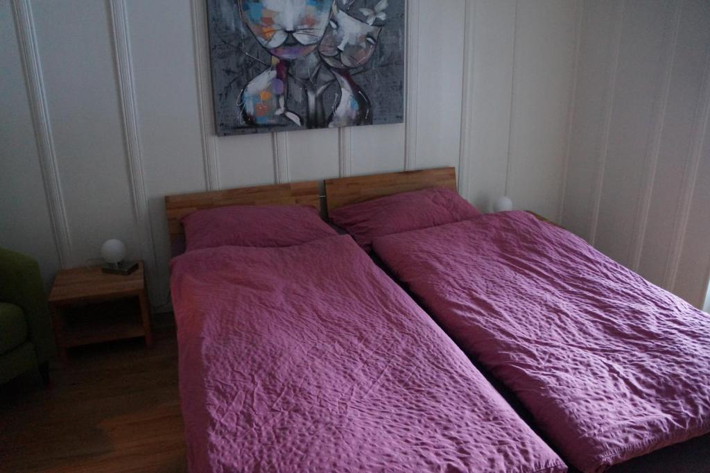 Champ-du-Moulin德拉特鲁特酒店的卧室内一张带紫色床单的床
