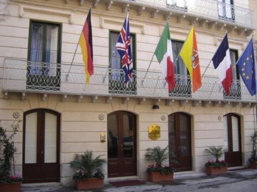 特拉帕尼乐志瓦迪圣弗兰西斯酒店的一面有旗帜的建筑