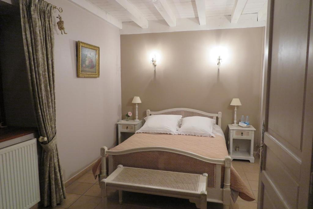 贝莱金圣让酒店的一间卧室配有一张带两个枕头的床