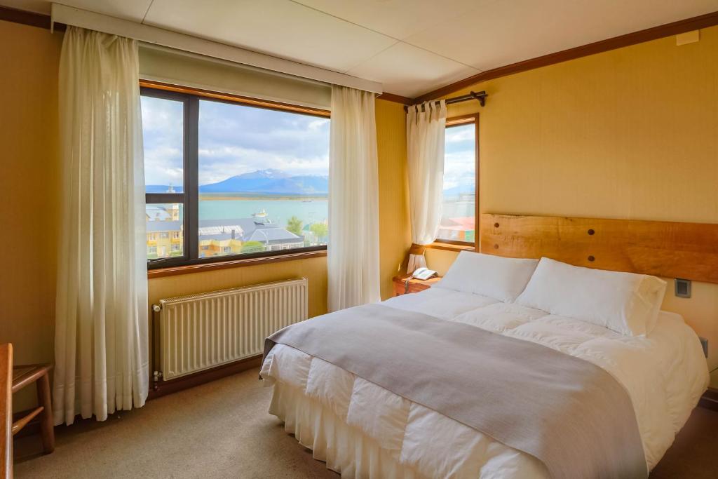 纳塔列斯港萨尔托斯德尔潘恩酒店的一间卧室设有一张大床和一个大窗户