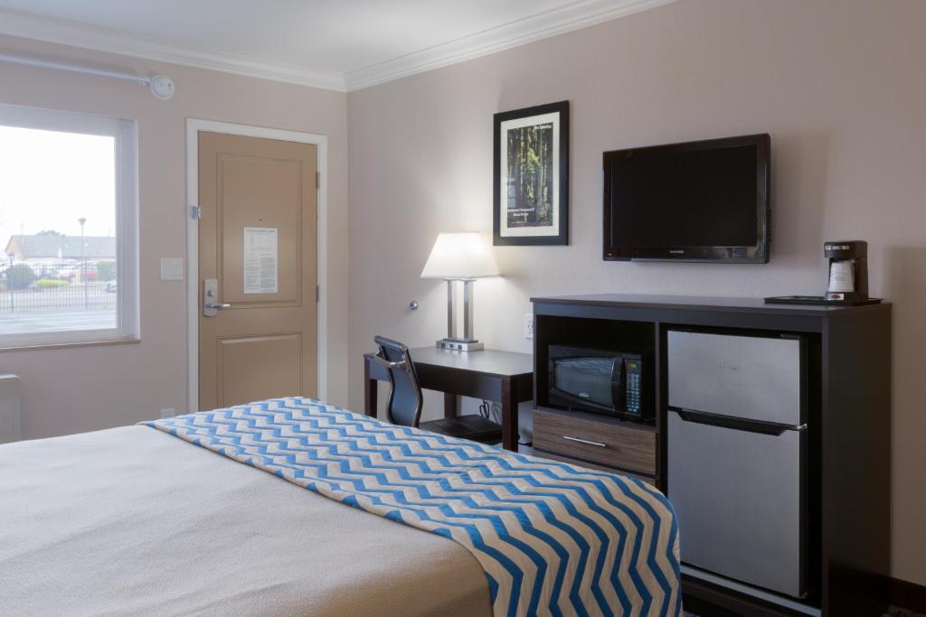 尤里卡尤里卡旅程住宿酒店的配有一张床和一台平面电视的酒店客房