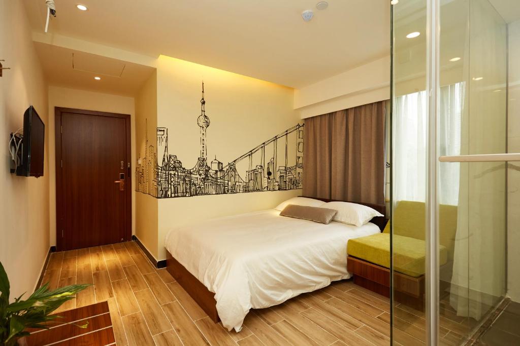 上海上海Meego米果青文酒店的一间卧室设有一张床和玻璃墙