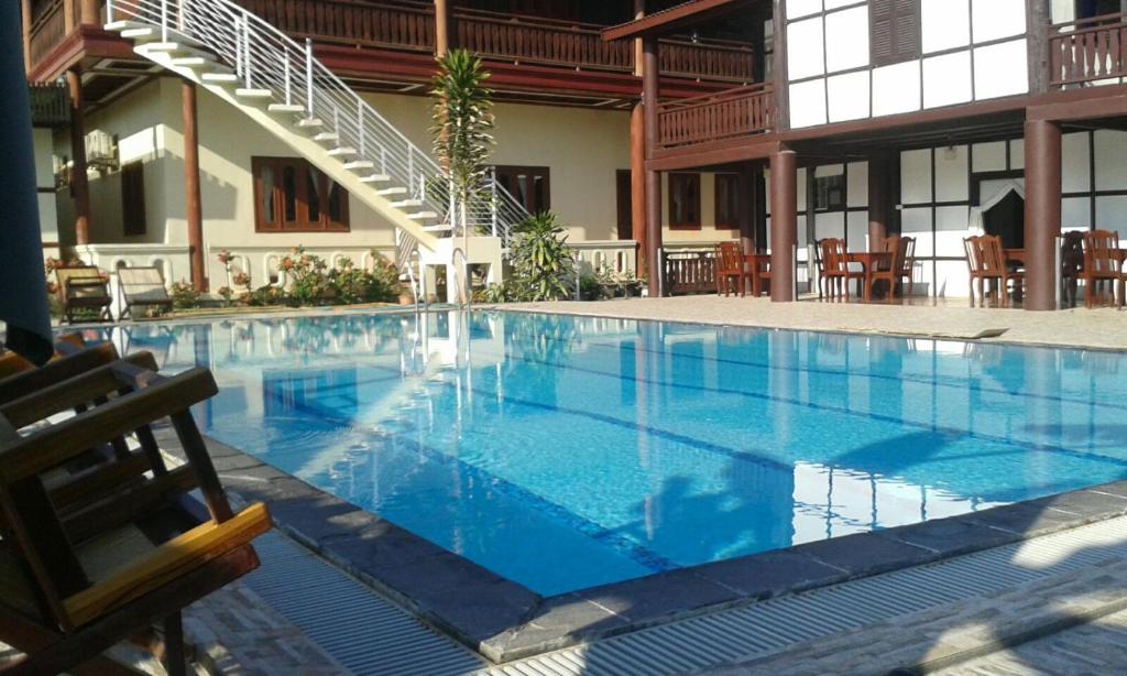 Muang KhôngSenesothxuene Hotel的大楼里的一个大型蓝色游泳池