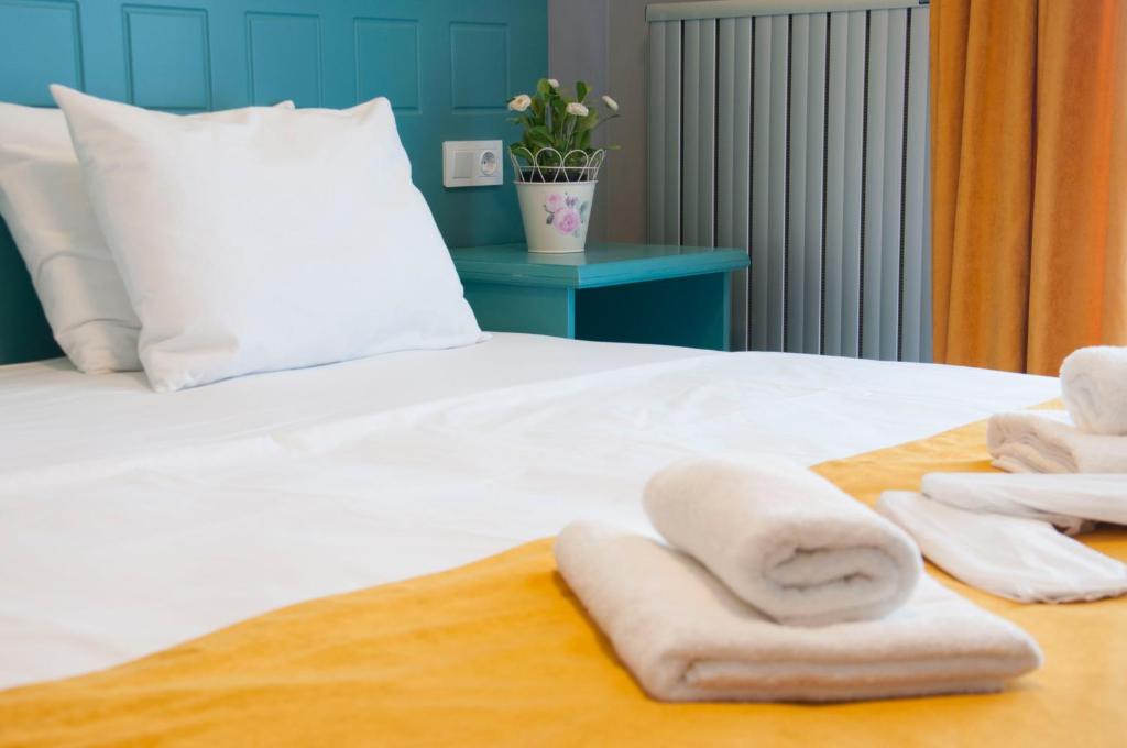 萨潘贾Room Room Motel的床上有两条毛巾