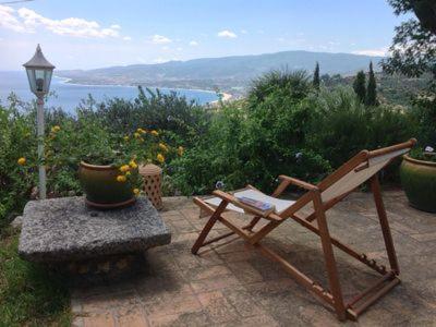 斯塔莱蒂Cottage Torre Elena - Staletti的椅子位于海景露台上