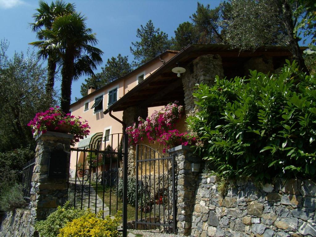 莱万托Agriturismo Villa Caterina的一座房子,上面有鲜花门