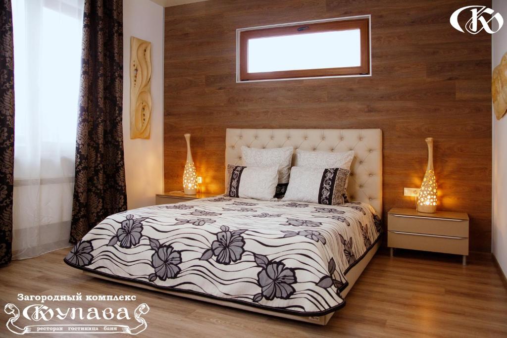 PodvorkiHotel Complex Kupava的一间卧室配有床和2个床头柜
