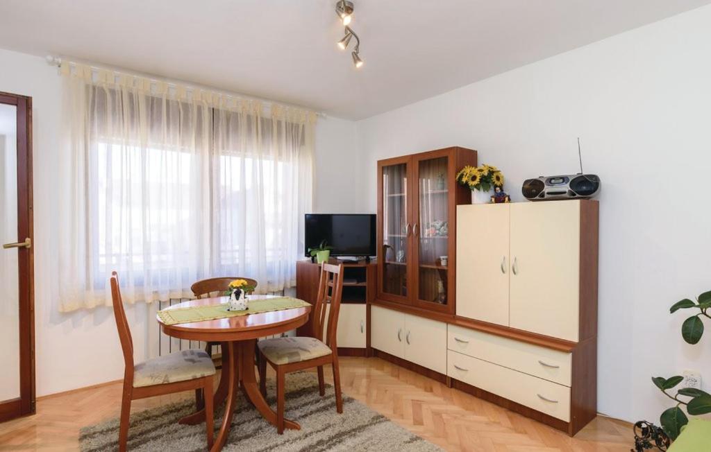 达鲁瓦尔Apartman Mira的客厅配有桌子和电视