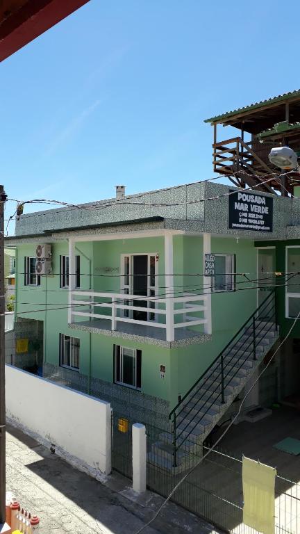 弗洛里亚诺波利斯Pousada Mar Verde的前面有楼梯的绿色建筑