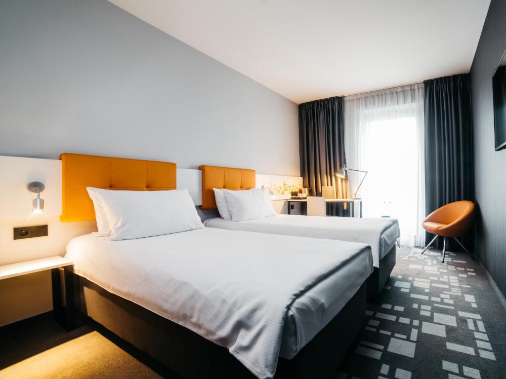 克拉科夫克拉科夫Q酒店的酒店客房配有两张床和一张书桌