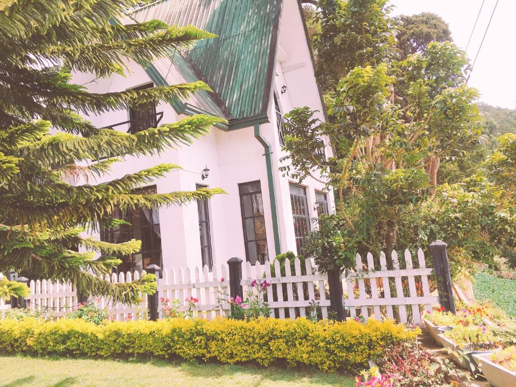 努沃勒埃利耶舍伍德小屋住宿加早餐旅馆的白色房屋,设有白色的栅栏