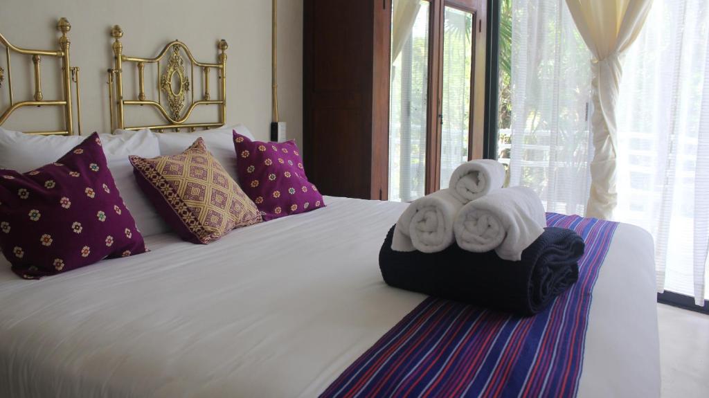 图卢姆Casa Ambar Tulum - Great Location的一间卧室配有带毛巾的床