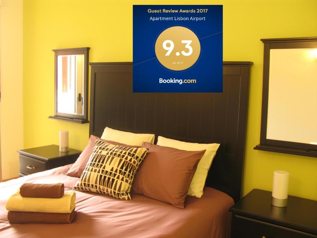 里斯本里斯本机场公寓的一间卧室,上方设有一张蓝色标牌的床