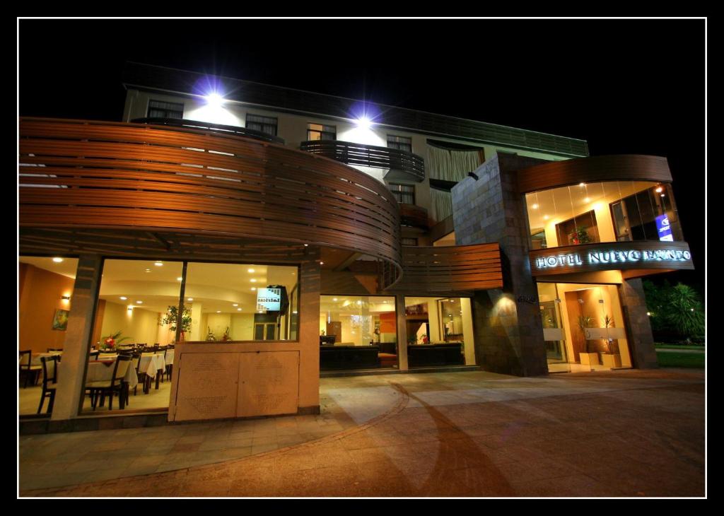 圣拉斐尔纽沃门多酒店的一座在晚上围绕着它的木环的建筑