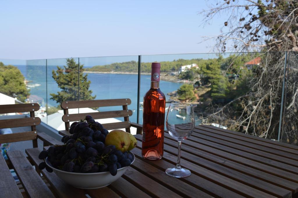 弗班吉Summer House Krištof的桌上的水果和一瓶葡萄酒